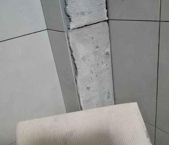 太原瓷砖空鼓维修公司分享下厨房瓷砖脱落的补救措施。